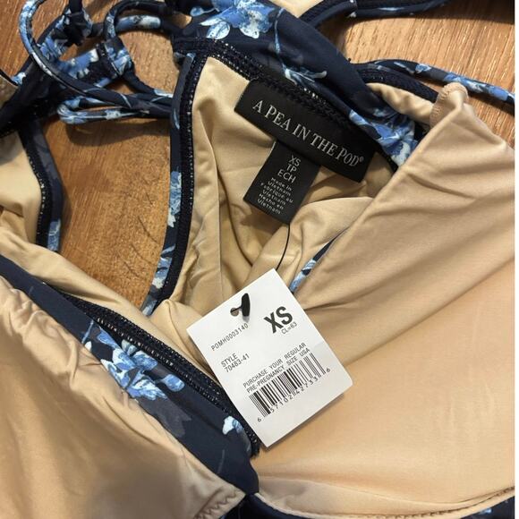 NWT A Pea in the Pod Ruffled Maternity One
Piece Floral Swimsuit Blue Size XS - Picture 6 of 6